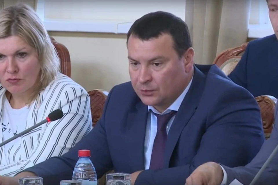 Министр Фролов не стал объяснять, почему власти не смогли за год решить проблему с ареной «Айсберг».