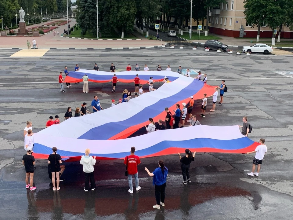 Кроме того, молодые губкинцы приняли участие в массовом забеге в честь Дня государственного флага.
