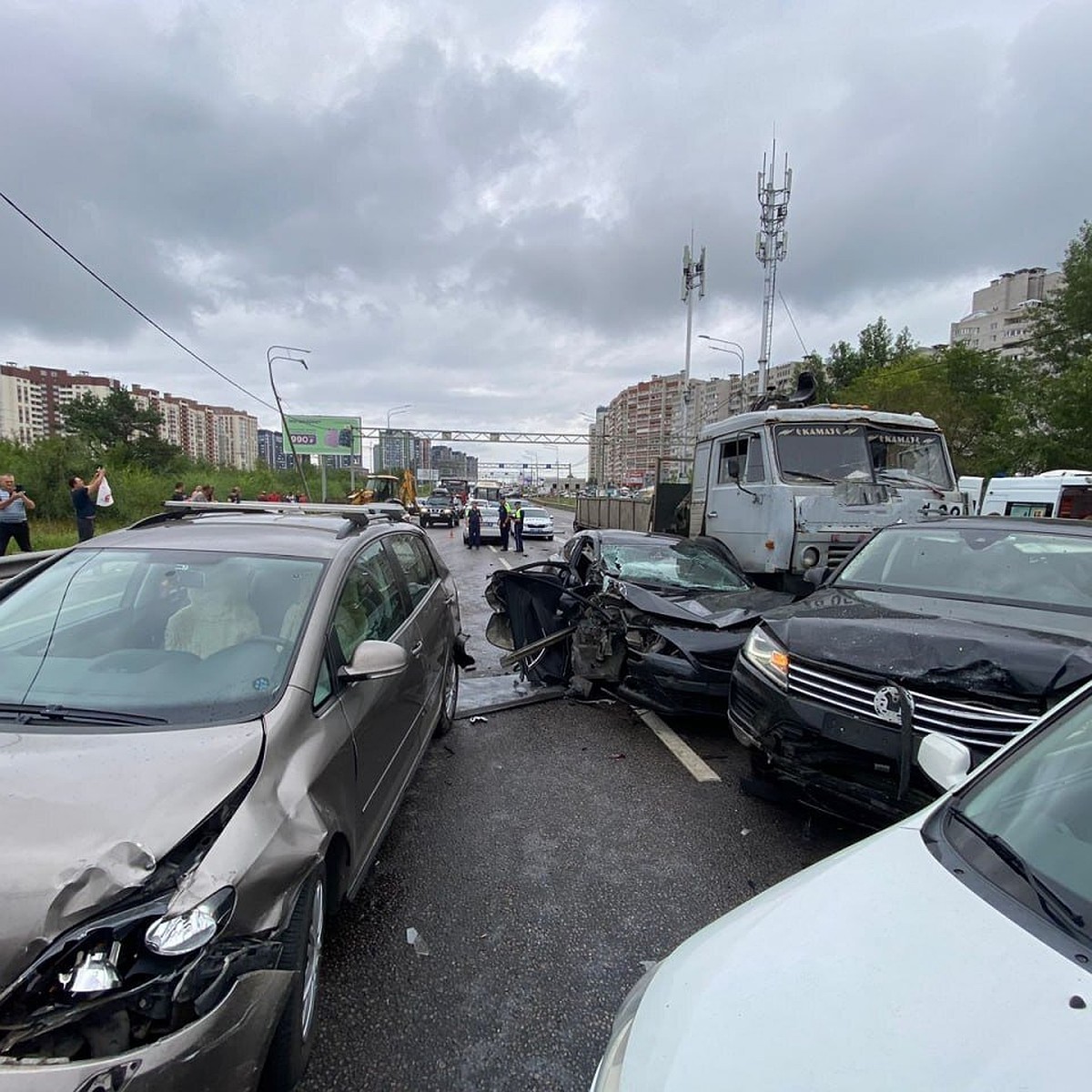 В Воронеже на улице Антонова-Овсеенко в аварию попали десять машин - KP.RU