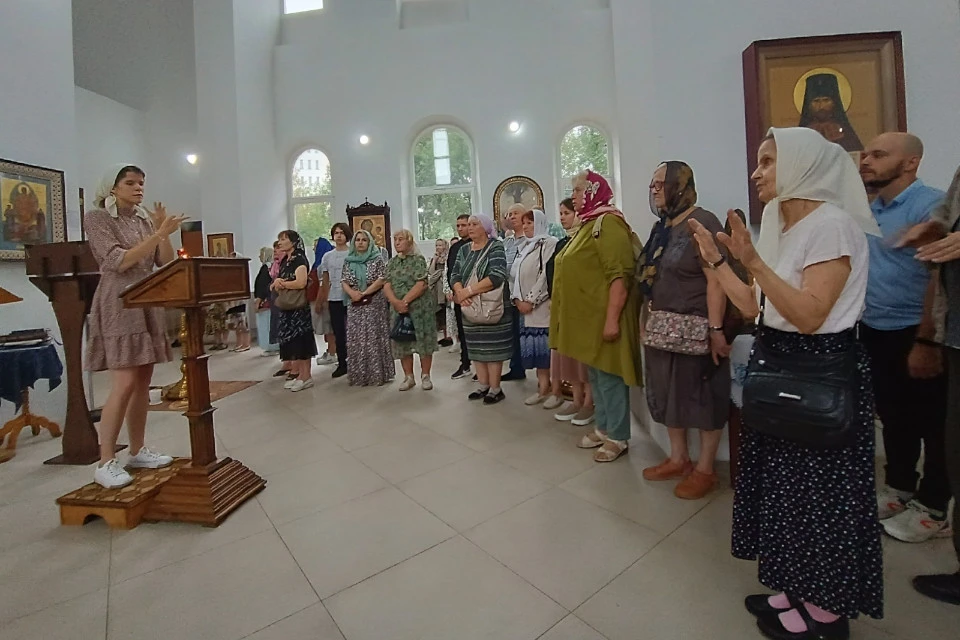 Две сурдопереводчицы переводили богослужение на жестовый язык. Фото: Тверская епархия
