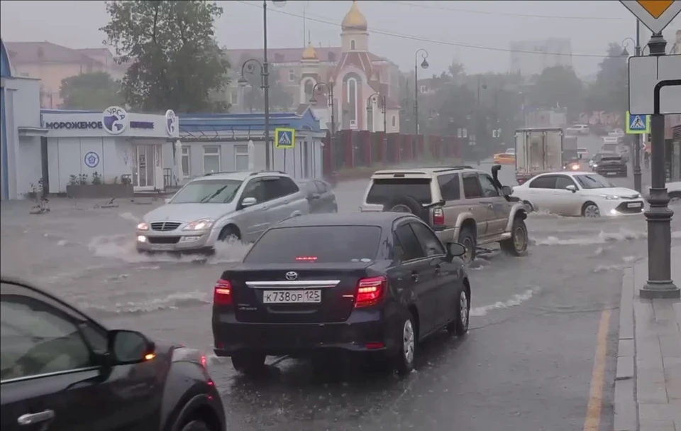 К полудню во Владивостоке затопило улицу у стадиона «Динамо». Фото: принтскрин видео, администрация Владивостока