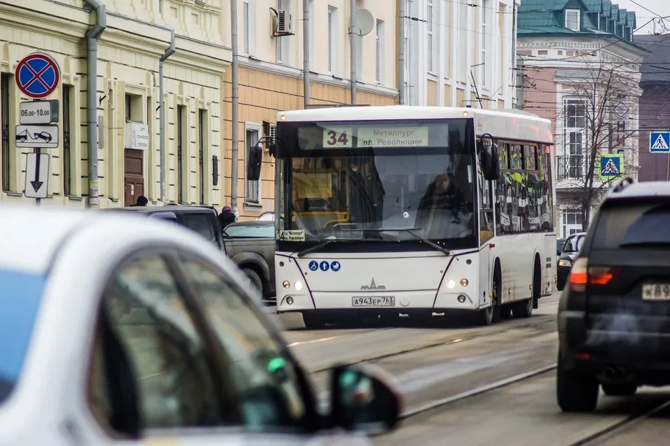 Еще пассажирам не нравится, что нет кондиционеров и что автобусы ходят редко.