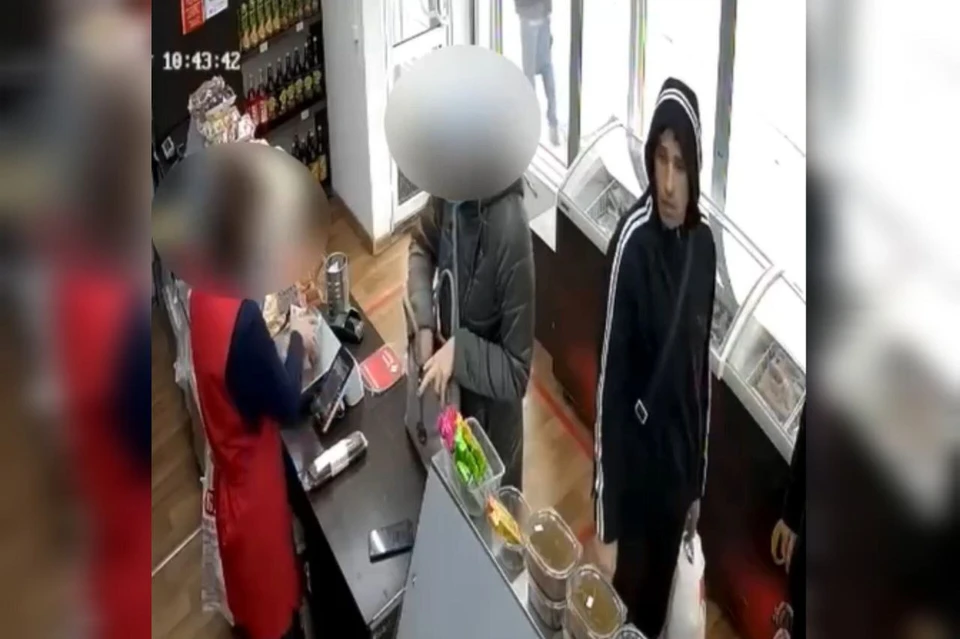 Сейчас сотрудники полиции разыскивают гражданина, подозреваемого в краже сотового телефона. Фото: скрин из видео УМВД Екатеринбурга