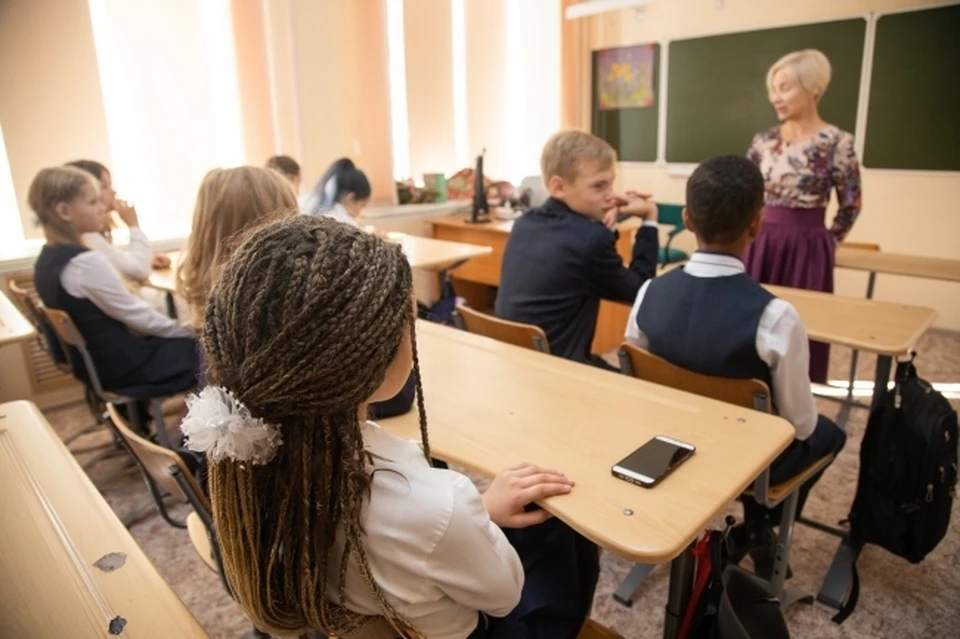 Дети на занятиях в школе.