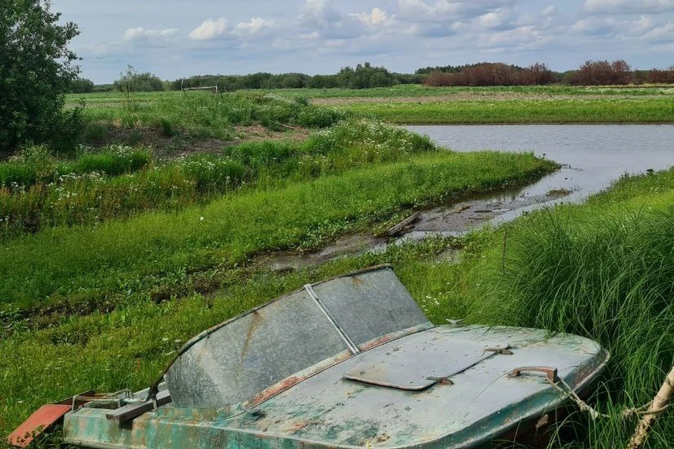 В Югре перевернулась лодка с тремя людьми