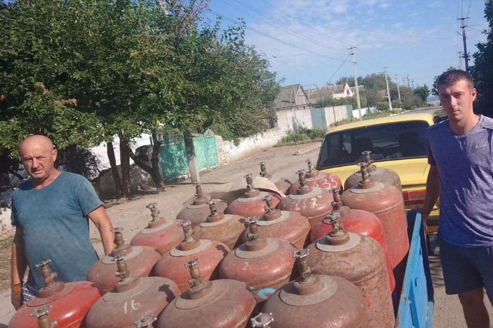 Жители бесплатно получили баллоны с газом. Фото: администрация Каховского округа.