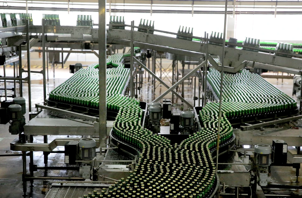 Линия розлива на заводе Heineken в Санкт-Петербурге. Фото: Руслан Шамуков/ТАСС