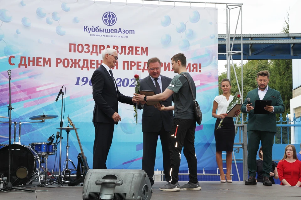 Заслуженные награды и почетные знаки получили десятки заводчан. Фото: Александр Панчешный.