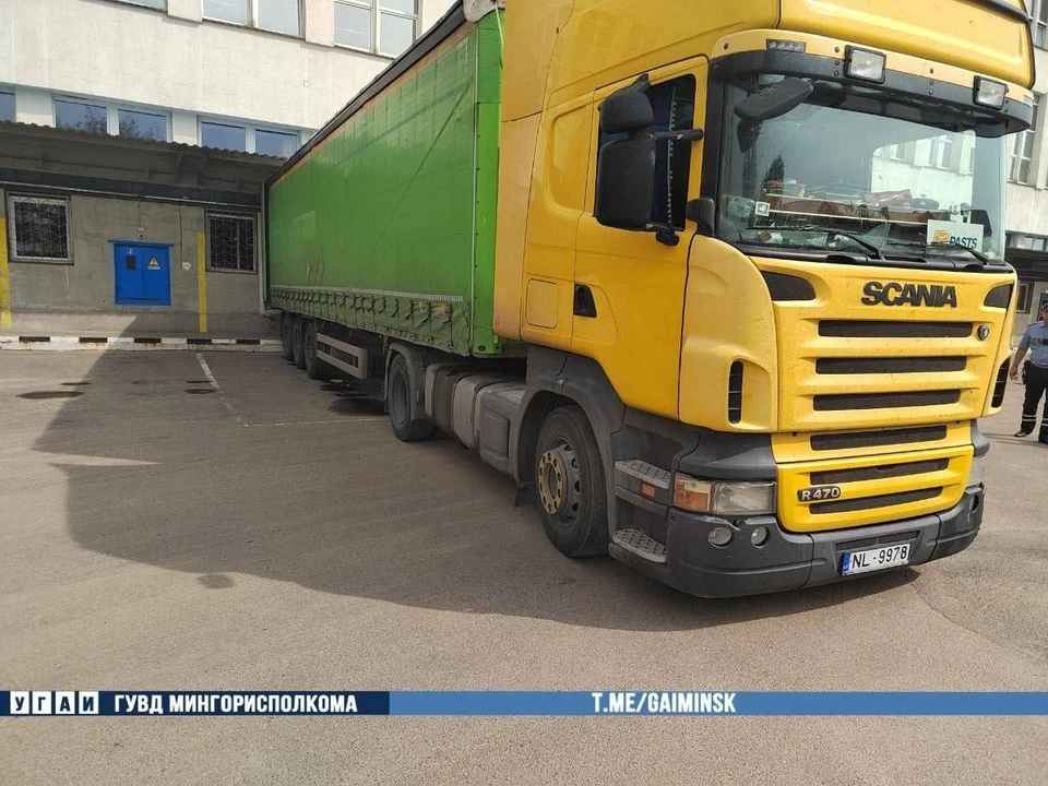 Большегруз Scania сбил рабочего в Минске. Фото: телеграм-канал УГАИ ГУВД Мингорисполкома
