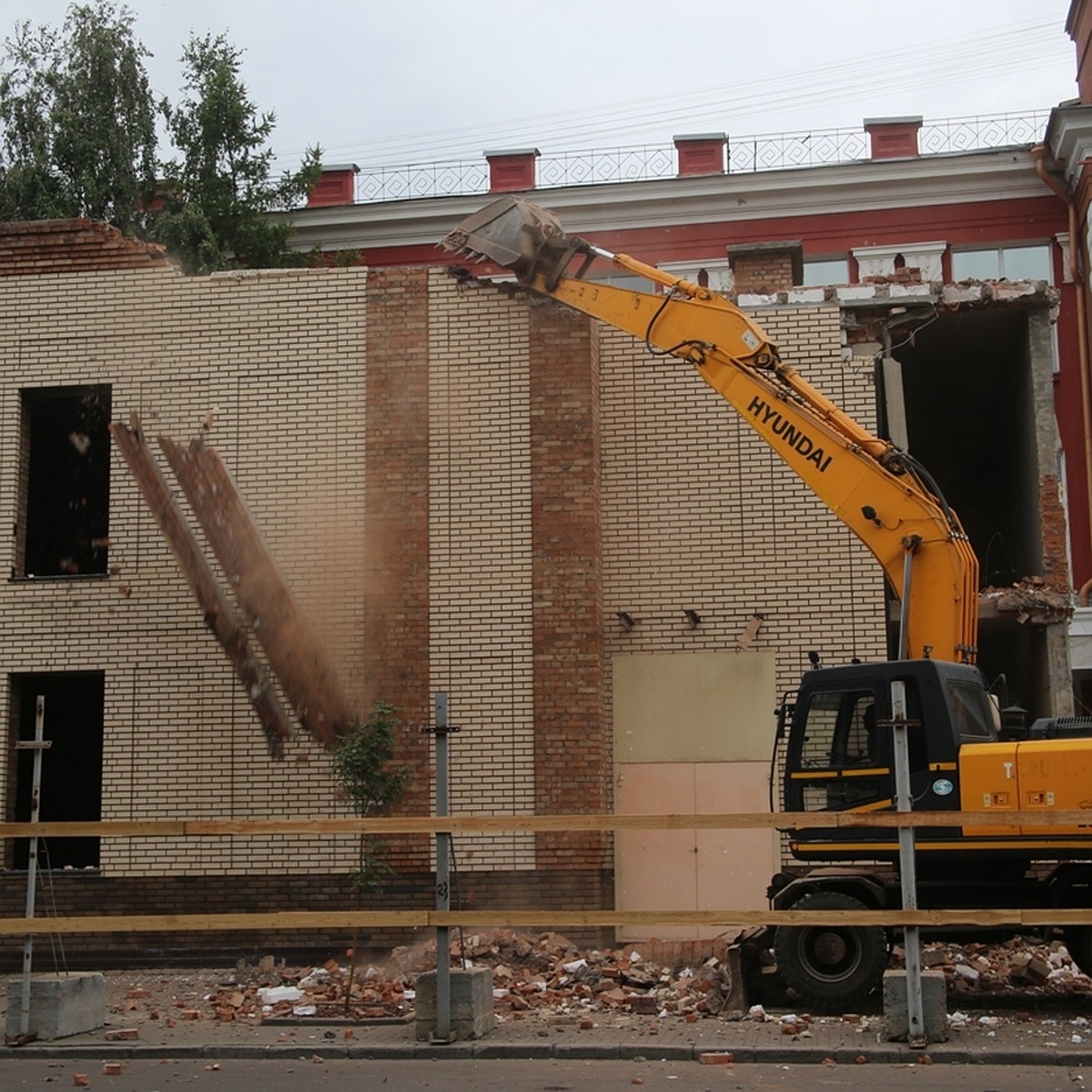 История скандального кафе «Кантри» в Красноярске: от строительства и судов  до сноса в 2023 году - KP.RU