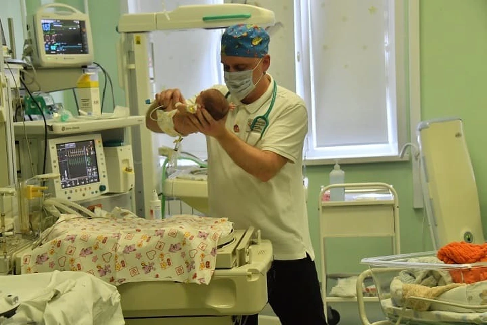 Маму с малышом выписали домой на третий день после родов.