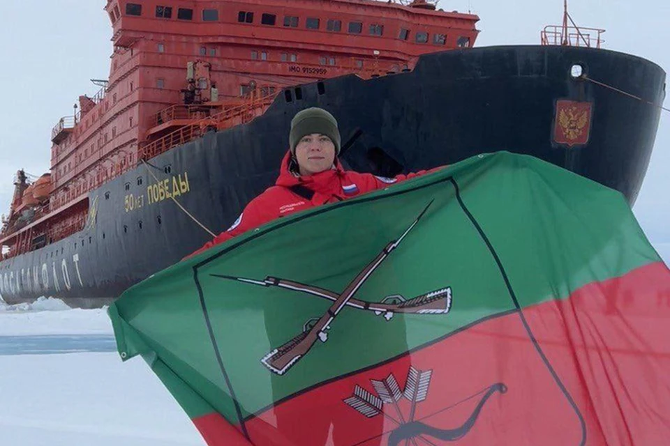 Флаг Энергодара и Запорожской области впервые был развернут на Северном полюсе. ФОТО: администрация города Энергодар
