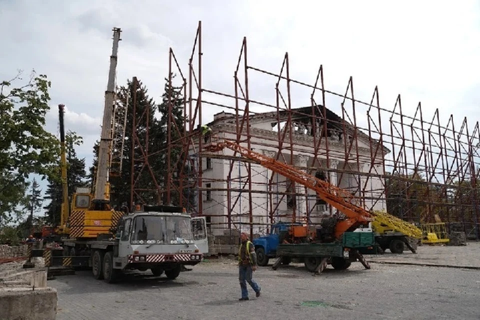 Строители вернут прежний облик зданию мариупольского драмтеатра