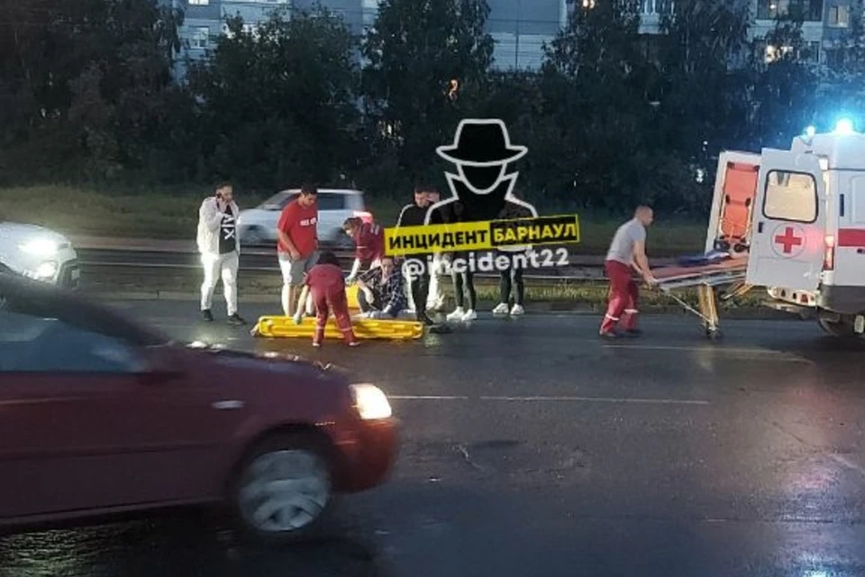 Пострадавшего увезли на машине скорой помощи. Фото: телеграм-канал «Инцидент Барнаул»