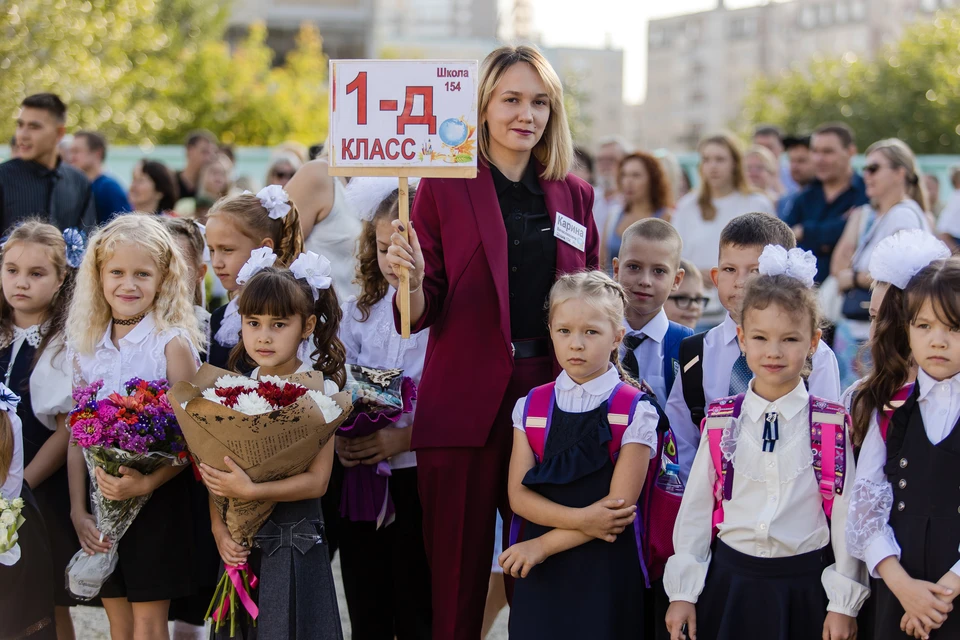 Первого сентября 2023. С 1 сентября первокласснику. Фотосессия первоклашки. Первоклашки 2023. Фото первоклассников.