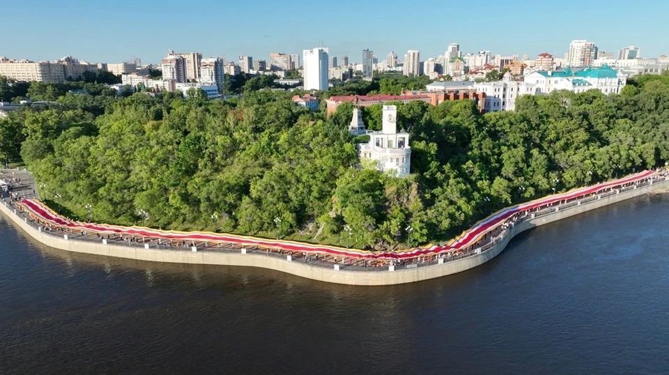 300-метровую муаровую ленту развернули в Хабаровске фото: пресс-служба ВВО
