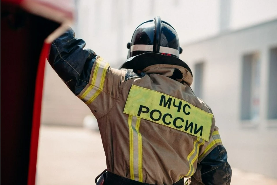 На месте пожара работают 47 человек и 13 единиц техники Фото: пресс-служба ГУ МЧС РФ по Краснодарскому краю
