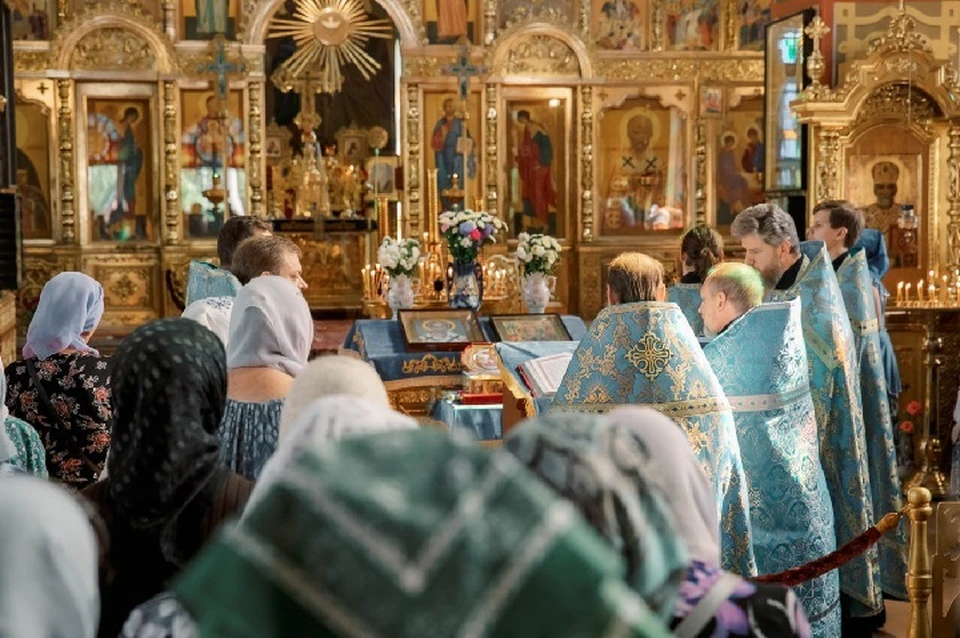 В Свято-Николаевском соборе прихожане смогли прикоснуться к ковчегу с частицей мощей Великомученика и Победоносца Георгия. Фото: ТГ/Моргун