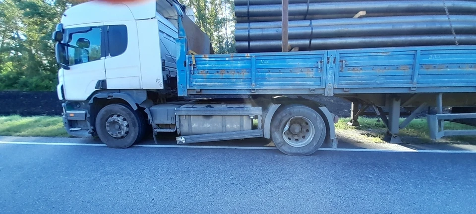 Иномарка въехала в фуру и потеряла управление