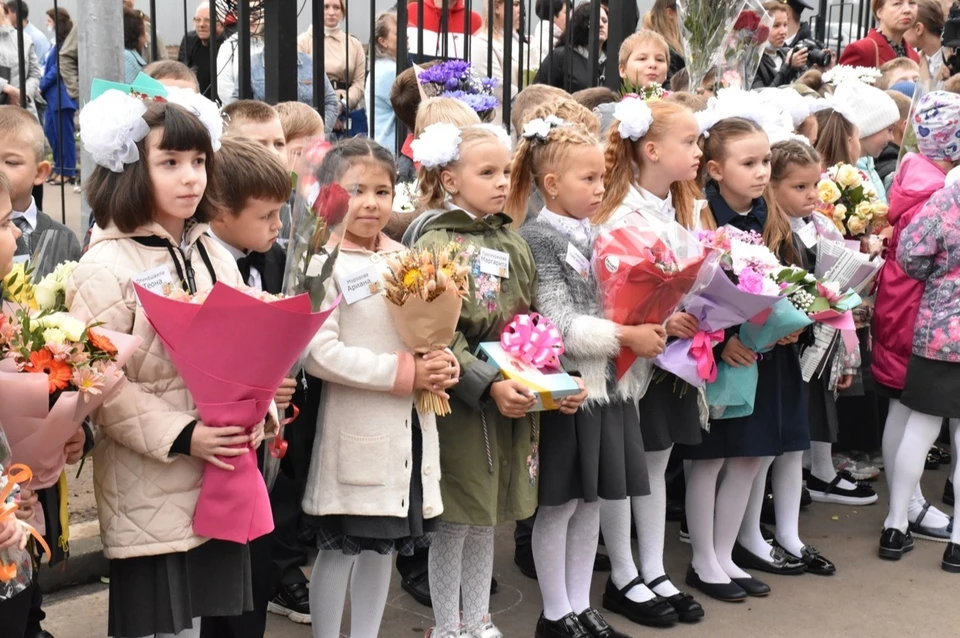 Когда в школах пройдет 1 сентября. Первоклассники на линейке. Линейка в школе. 1 Сентября линейка в школе. Первоклассники на линейке 1 сентября.