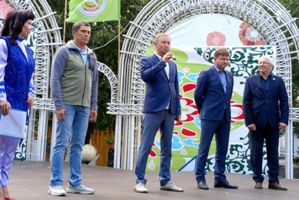 Жителей и гостей Столицы Золотого кольца приветствовали представители органов власти и общественных организаций. Фото Дмитрий СКОБЕЛЕВ