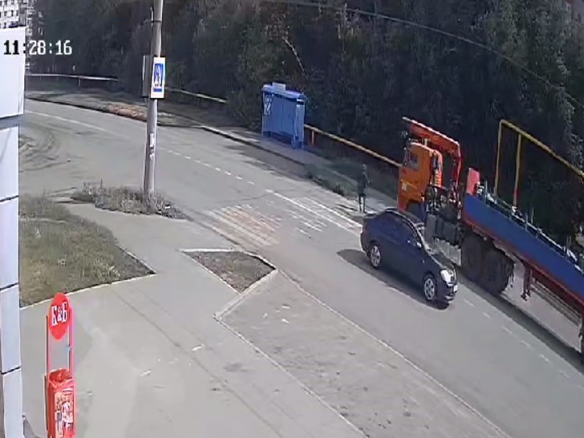 В Оренбурге грузовой автомобиль сбил женщину на пешеходном переходе - KP.RU