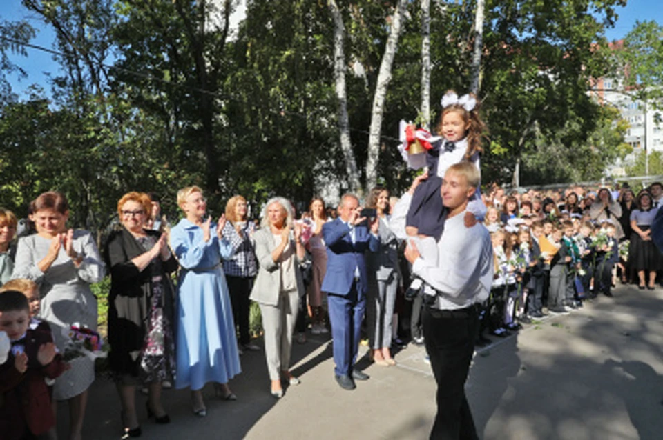 Торжественные линейки во всех школах страны в этом году начали с поднятия флага и исполнения гимна РФ.