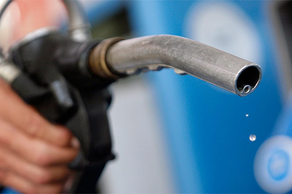 Государство на 50% сокращает выплаты с 1 сентября этого года до 31 декабря 2026 года как по бензину, так и по дизельному топливу.