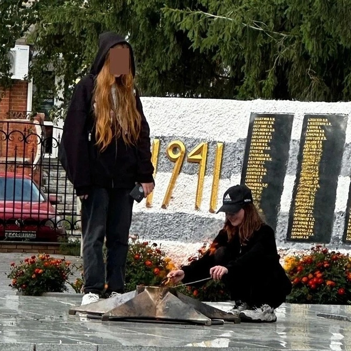 В Чебаркуле нашли школьниц, жаривших еду на Вечном огне - KP.RU