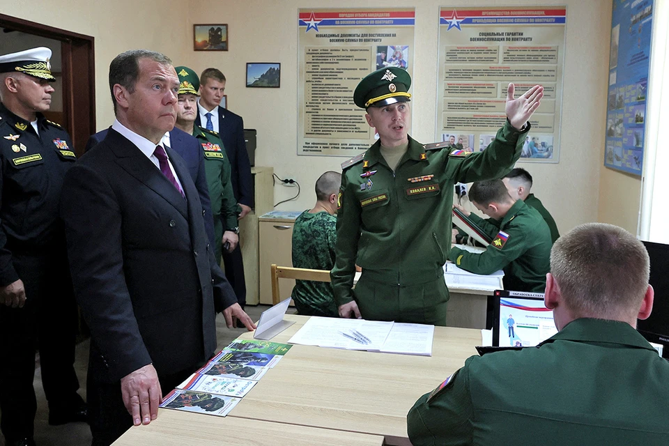 Замглавы Совбеза Дмитрий Медведев рассказал, как идет пополнение армии.