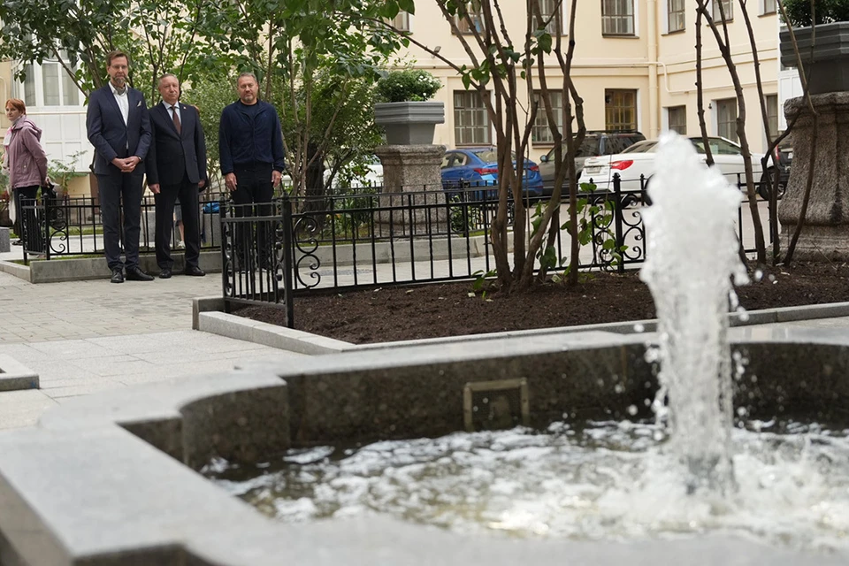 Два исторических фонтана открыли во дворе Литейного проспекта Петербурга. Фото: ЗакС