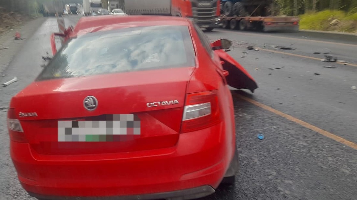 Ярко-красная Skoda оторвала колесо от грузовика: в Челябинской области  случилось смертельное ДТП - KP.RU