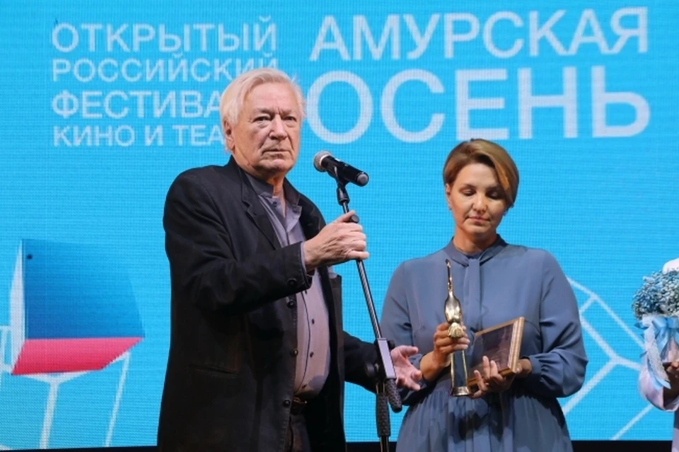 «Амурская осень» пройдет в Хабаровске В Хабаровске состоится традиционный фестиваль кино и театра «Амурская осень». Первые постановки можно будет посмотреть на этой неделе. Всего жители города смогут увидеть популярных артистов в течение нескольких дней. - Уже на этой неделе в театральную жизнь города ворвется 21-й открытый фестиваль «Амурская осень». С 8 по 14 сентября на сцене Хабаровского краевого театра драмы зрители увидят шесть ярких и незабываемых спектаклей, - рассказали в министерстве культуры Хабаровского края. Известная и подробная программа фестиваля. Все постановки будут начинаться в 19 часов. Спектакль «Кузанаста» покажут 8 сентября, «Забыть Герострата» - 9 сентября, «Третий с краю» - 10 сентября, «Особенности национальной женитьбы» - 12 сентября, «Ты свободен, дорогой!» - 13 сентября и «Розыгрыш» - 14 сентября. Фестиваль проводится по проектам «Культурные гастроли» флагманской инициативы губернатора «Край комфортного проживания» и «Дни Санкт-Петербурга в Хабаровском крае».