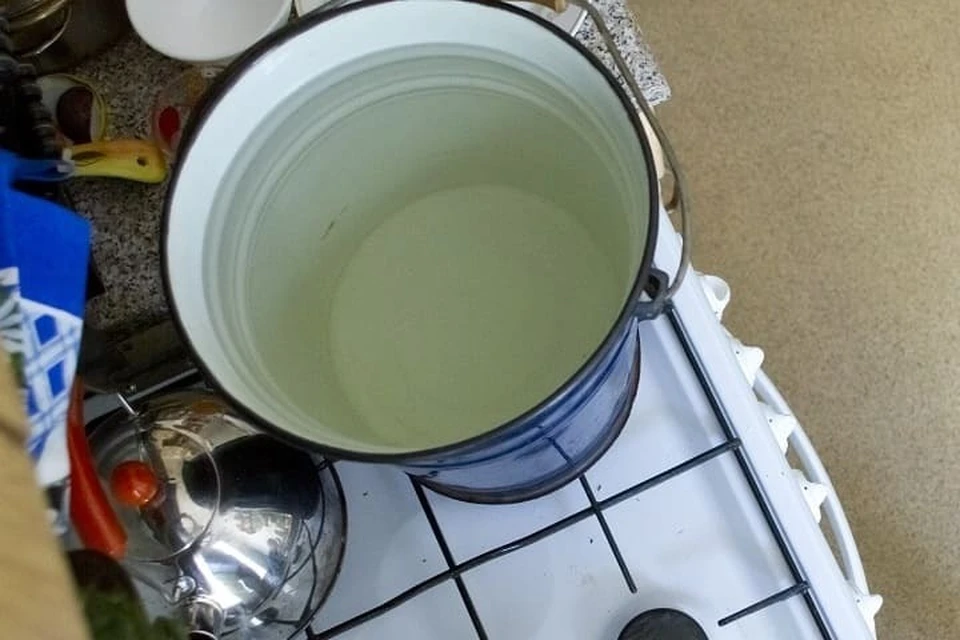 Чтобы помыться, ростовчанам приходится греть воду на плитах.