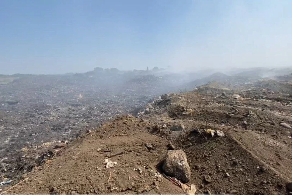 Огонь тушат землей, таким образом перекрывая доступ кислорода до огня. ФОТО: скриншот из видео Евгения Балицкого