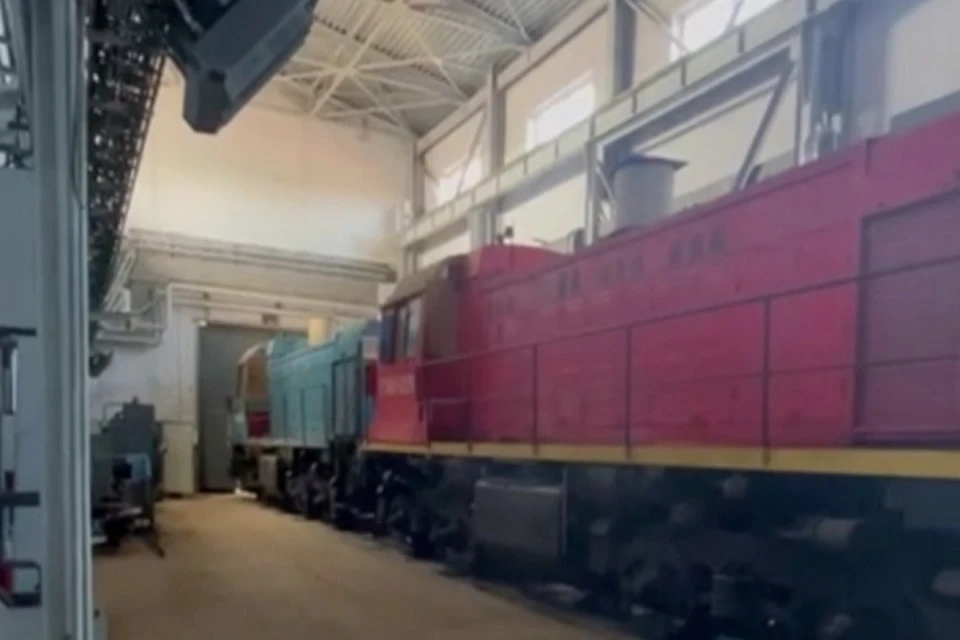 Сотрудники Мариупольского порта собственными силами восстанавливают локомотивный парк предприятия. Фото: Минтранс ДНР