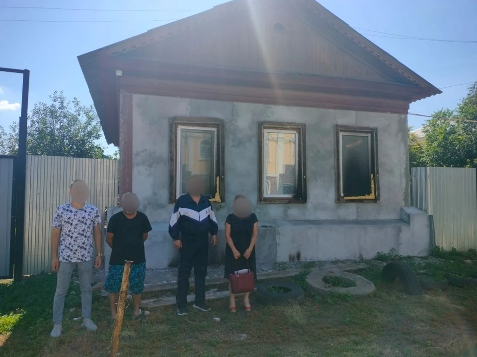 Ночью мужчина подъехал к дому, облил его бензином и поджег
