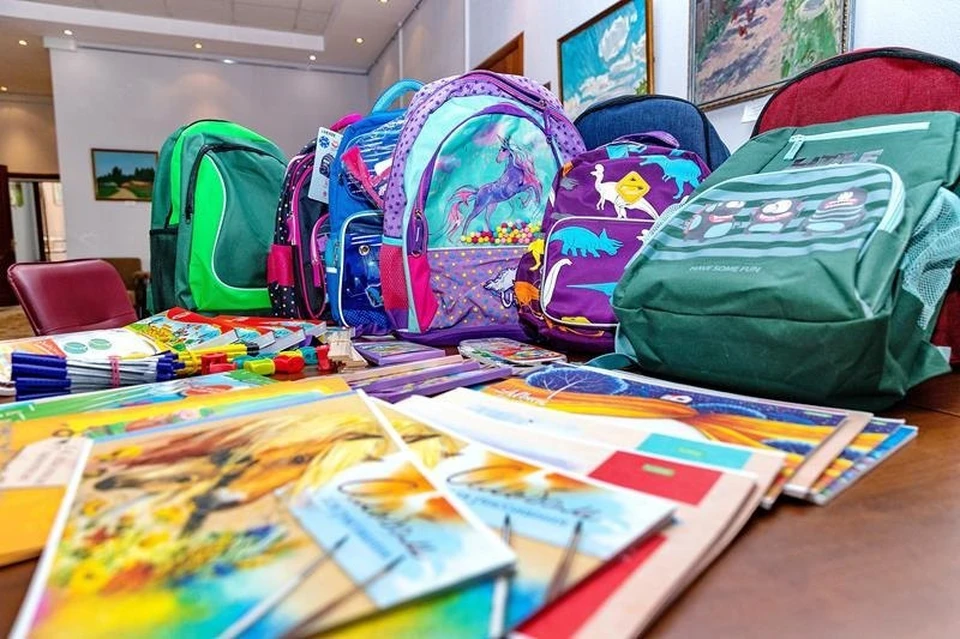 Региональные министерства и ведомства собрали 251 рюкзак со школьно-письменными принадлежностями
