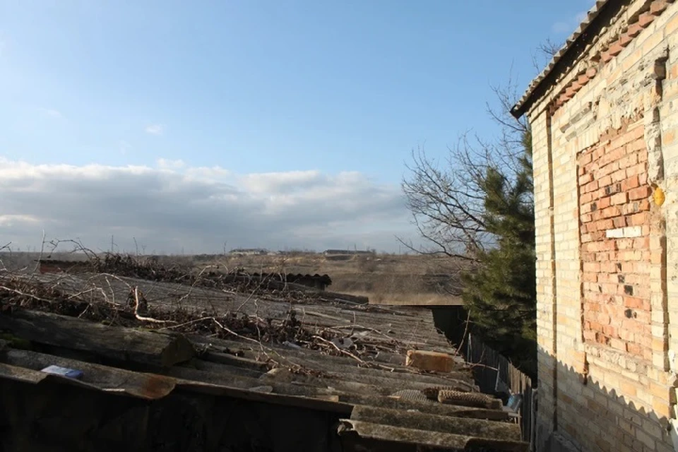 Поселок Александровка находится в Петровском районе на западе Донецка и с 2014 года систематически подвергается обстрелам со стороны ВСУ