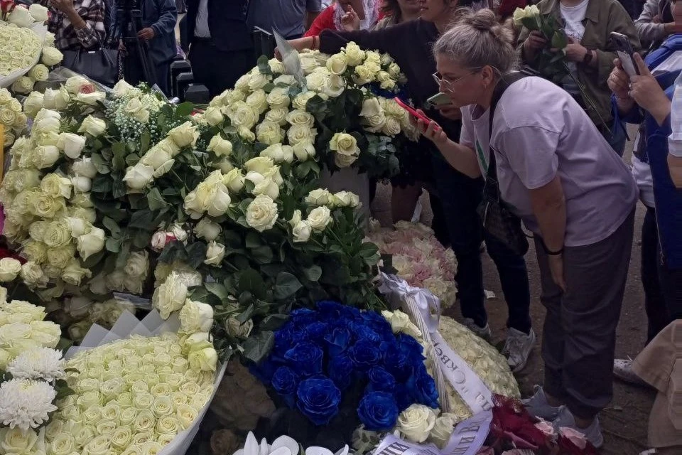 Могила Шатунова утонула в цветах