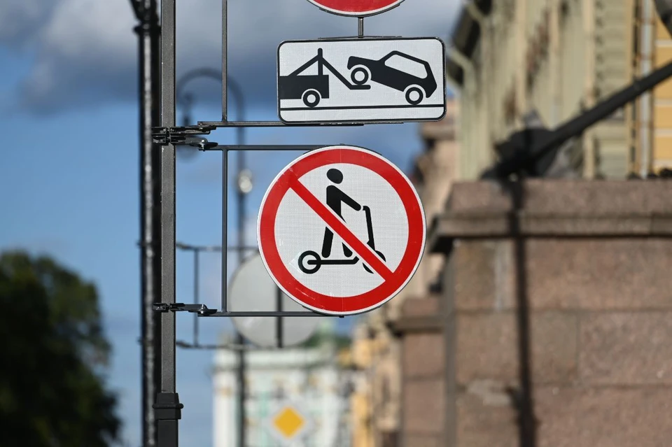 На Адмиралтейской набережной появились запрещающие знаки.
