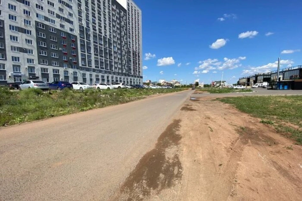 Местным жителям по-прежнему приходится ходить по опасной дороге. Фото: «Оренбург Медиа»