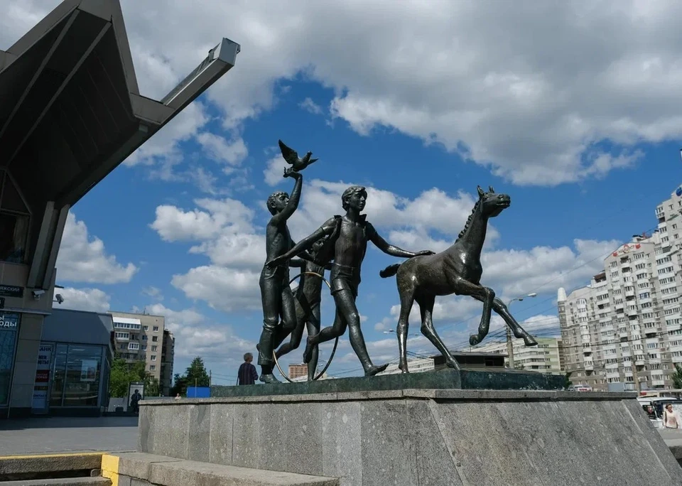 Обруч вернули скульптуре у станции метро «Пионерская» в Петербурге.