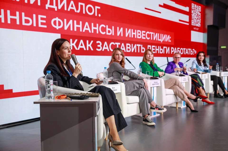 Фото: открытая лекция в Зарядье. Модератор - Мария Багреева (слева) / Пресс-служба Департамента экономической политики и развития города Москвы