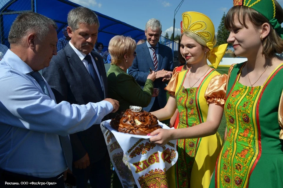 Встреча хлебом и солью почетных гостей мероприятия.