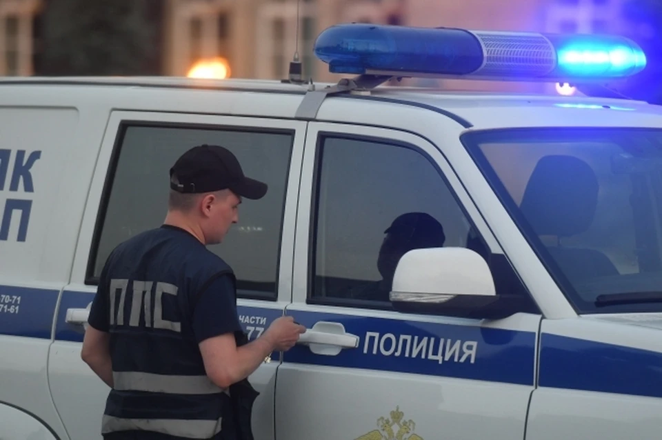 Патрульные Екатеринбурга случайно нашли у прохожего два свертка с наркотиками