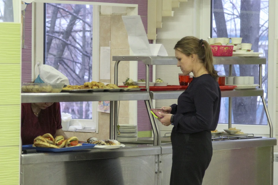 Уголовное дело возбудили из-за отравившихся школьными обедами детей в Петербурге.