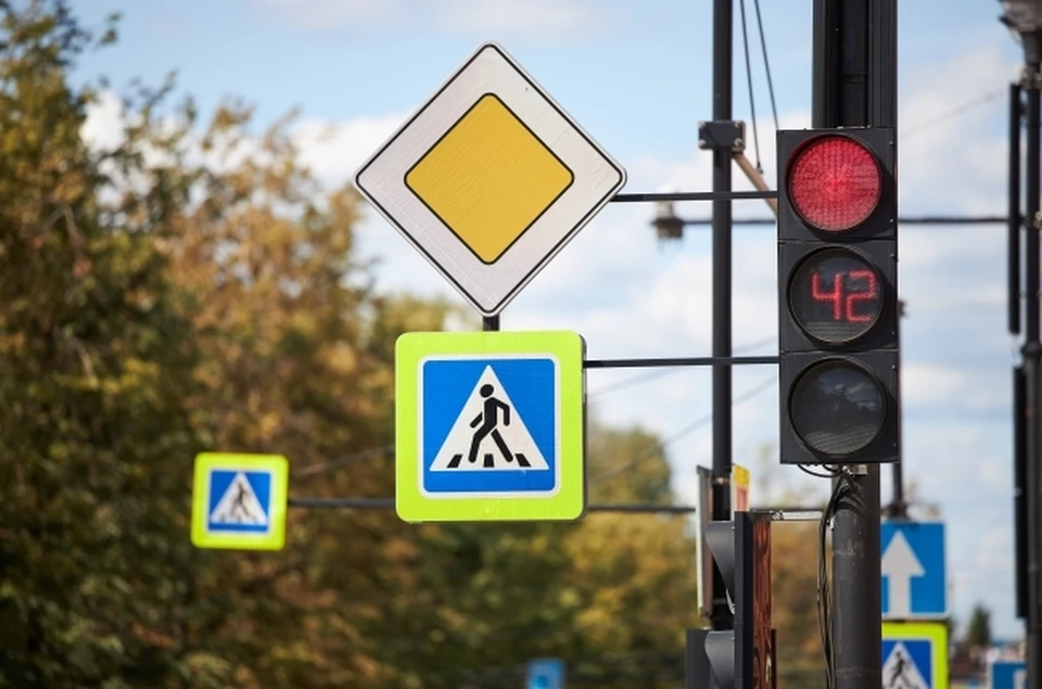 Во время режима желтого мигания регулировщика движения рекомендуется руководствоваться установленными дорожными знаками приоритета