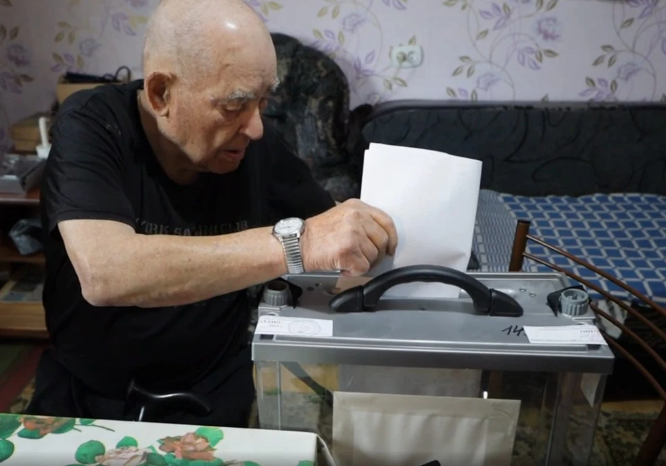 102-летний ветеран из Кузбасса Георгий Койнов стал самым возрастным избирателем в регионе.