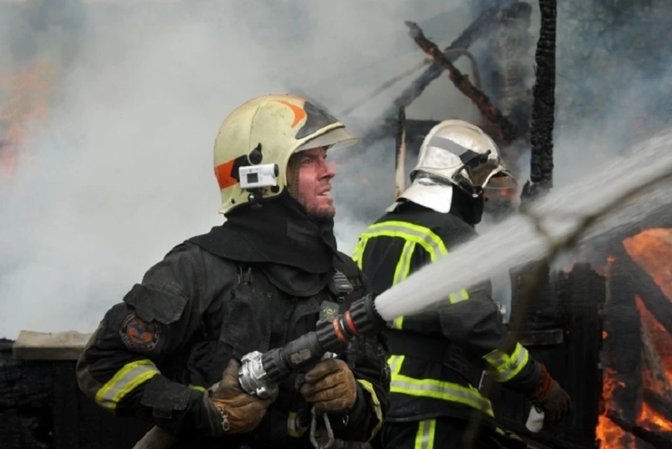 Краснолучские спасатели ликвидировали пожар, на котором погибло трое мужчин